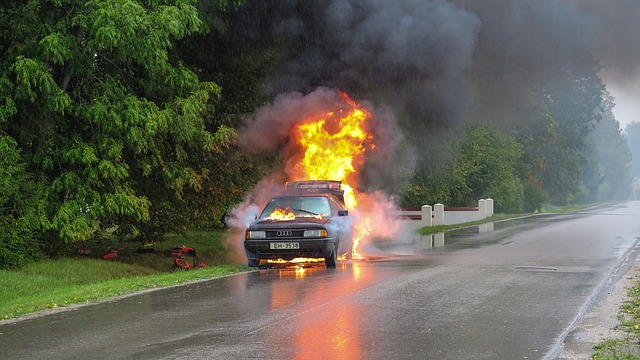 automobil v plamenech